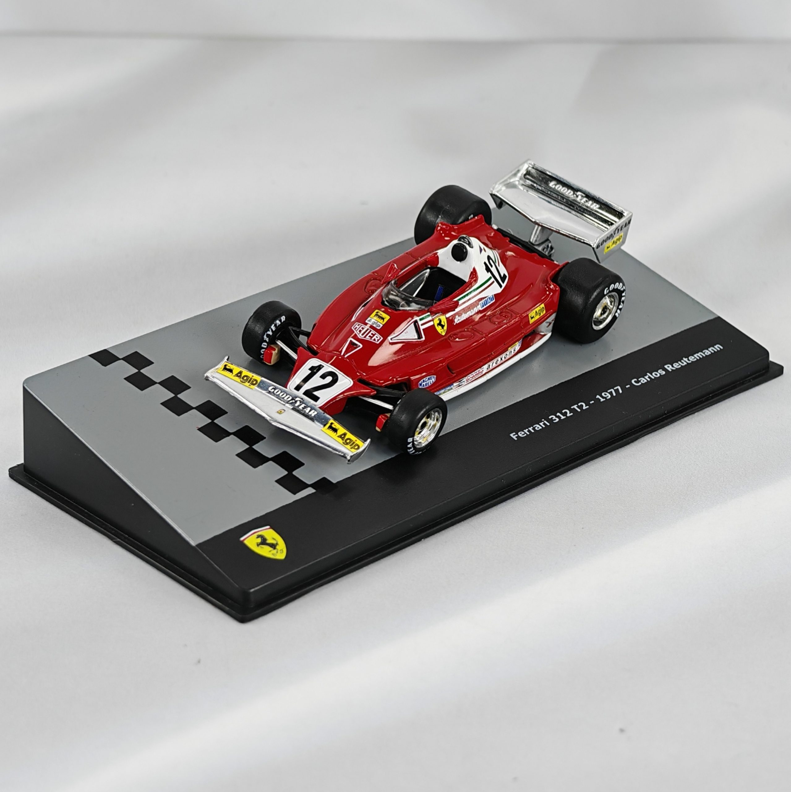 Ferrari 312 T2 1977 #12 Carlos Reutemann Caja Acrilica IXO 1:43