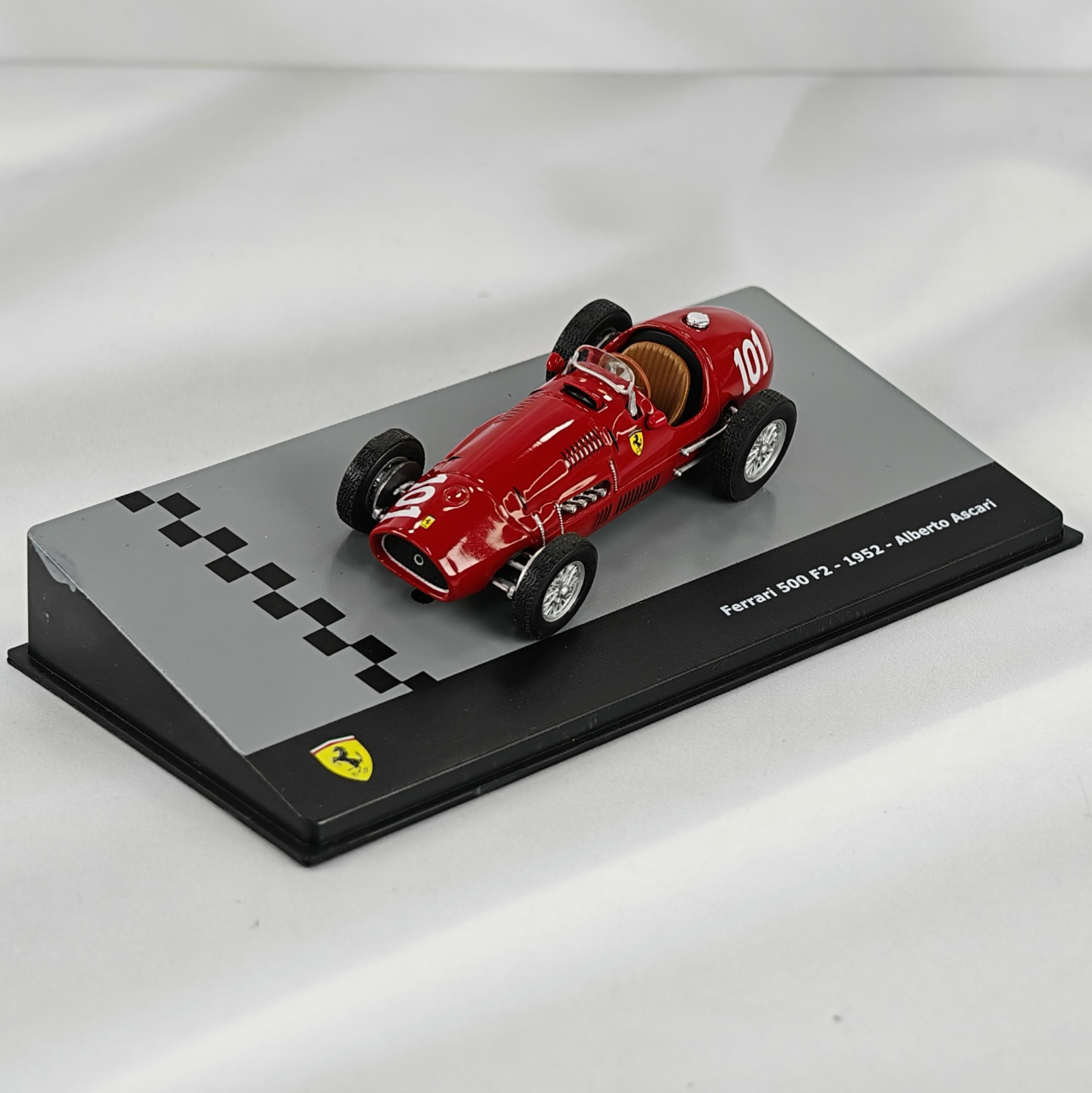 Ferrari 500 F2 1952 #101 Alberto Ascari Caja Acrilica Edicola 1:43