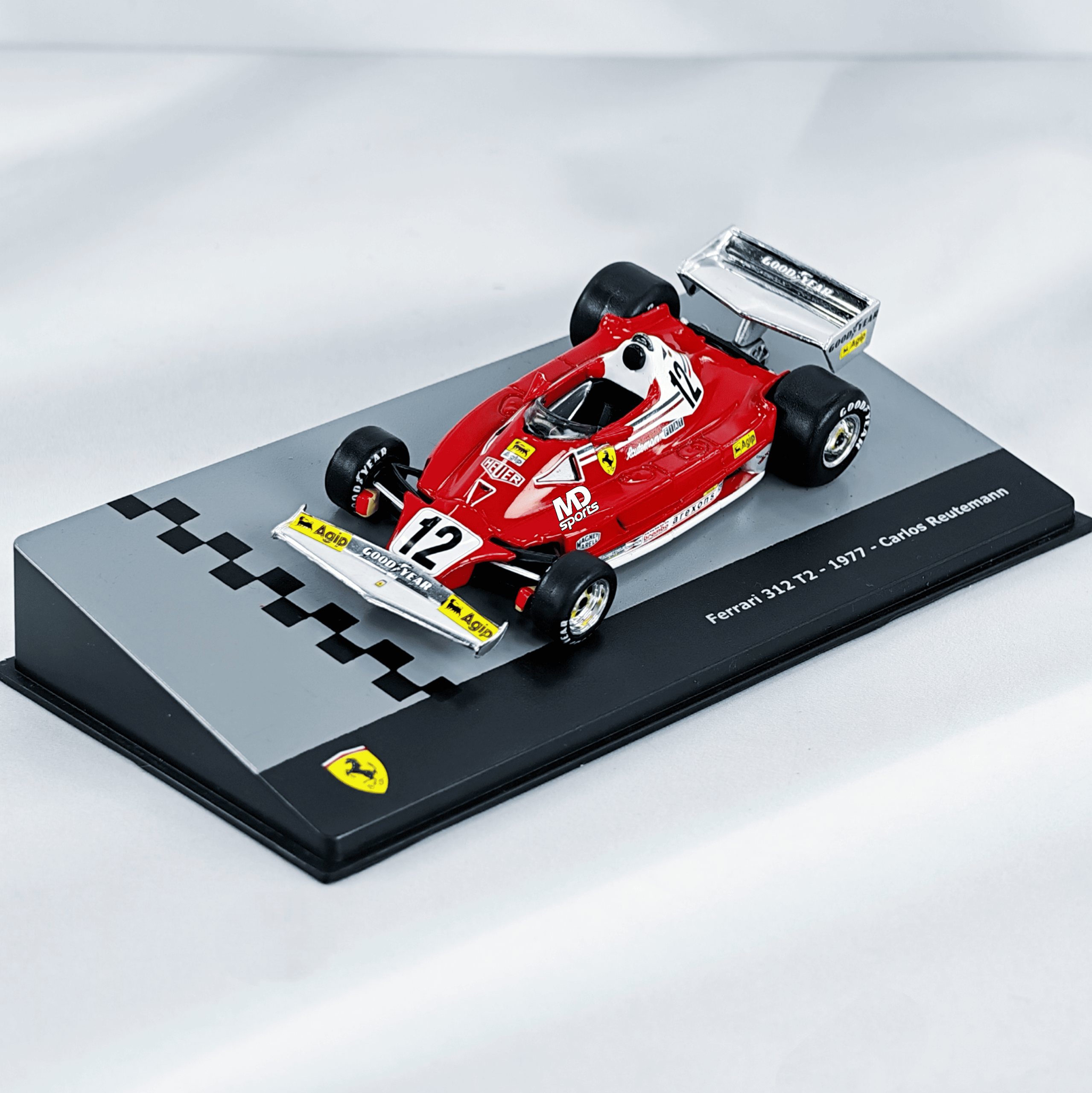 Ferrari 312 T2 1977 #12 Carlos Reutemann Caja Acrilica IXO 1:43