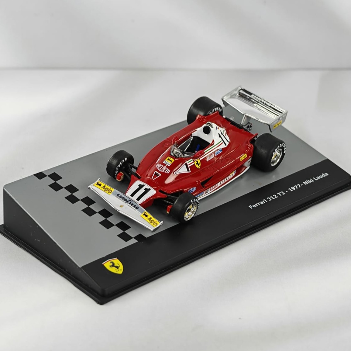 Ferrari 312 T2 1977 #11 Niki Lauda Caja Acrilica IXO 1:43