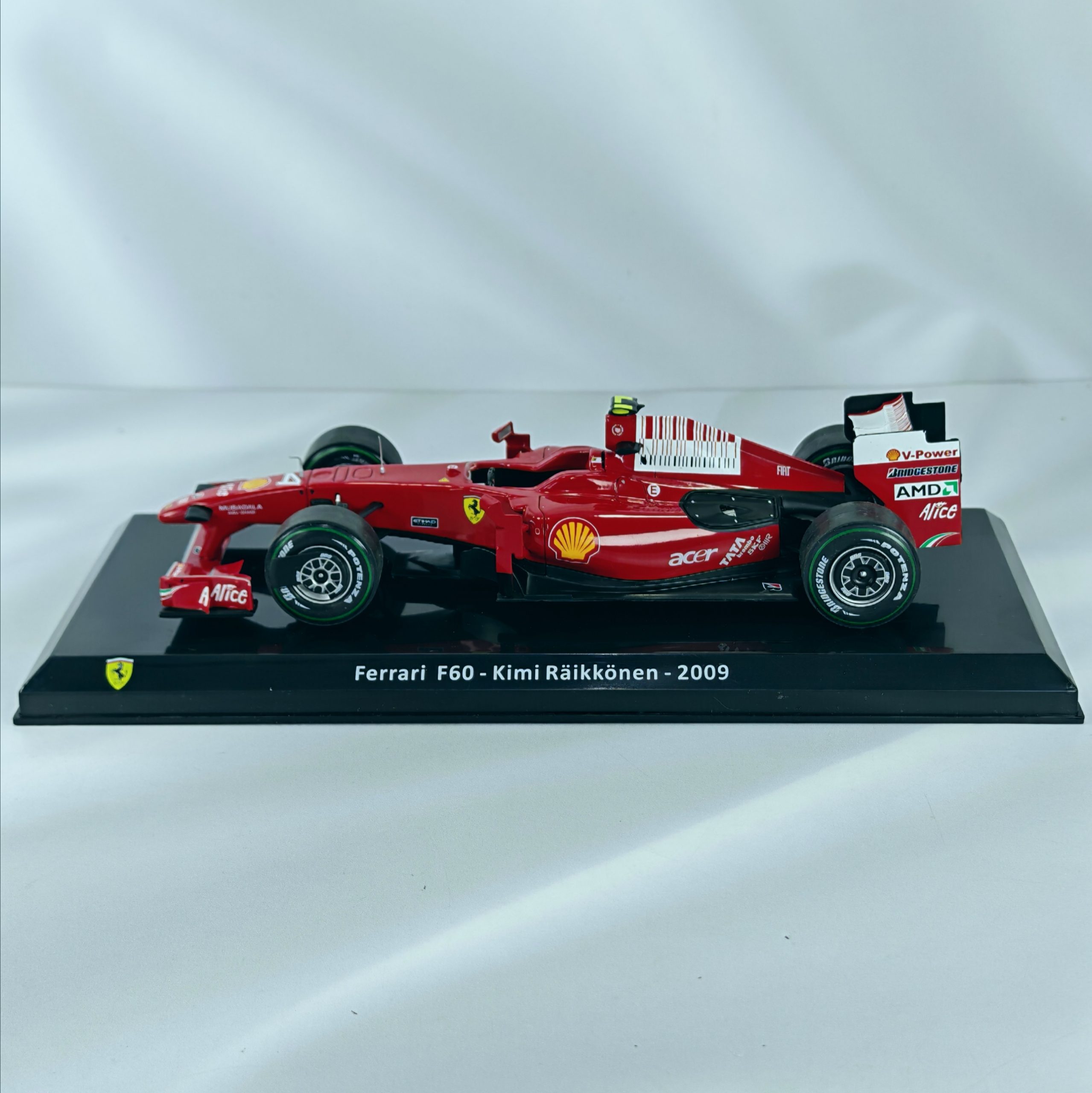 Ferrari F60 #4 Kimi Raikkonen 2009 Caja Acrilica Premium Collect 1:24