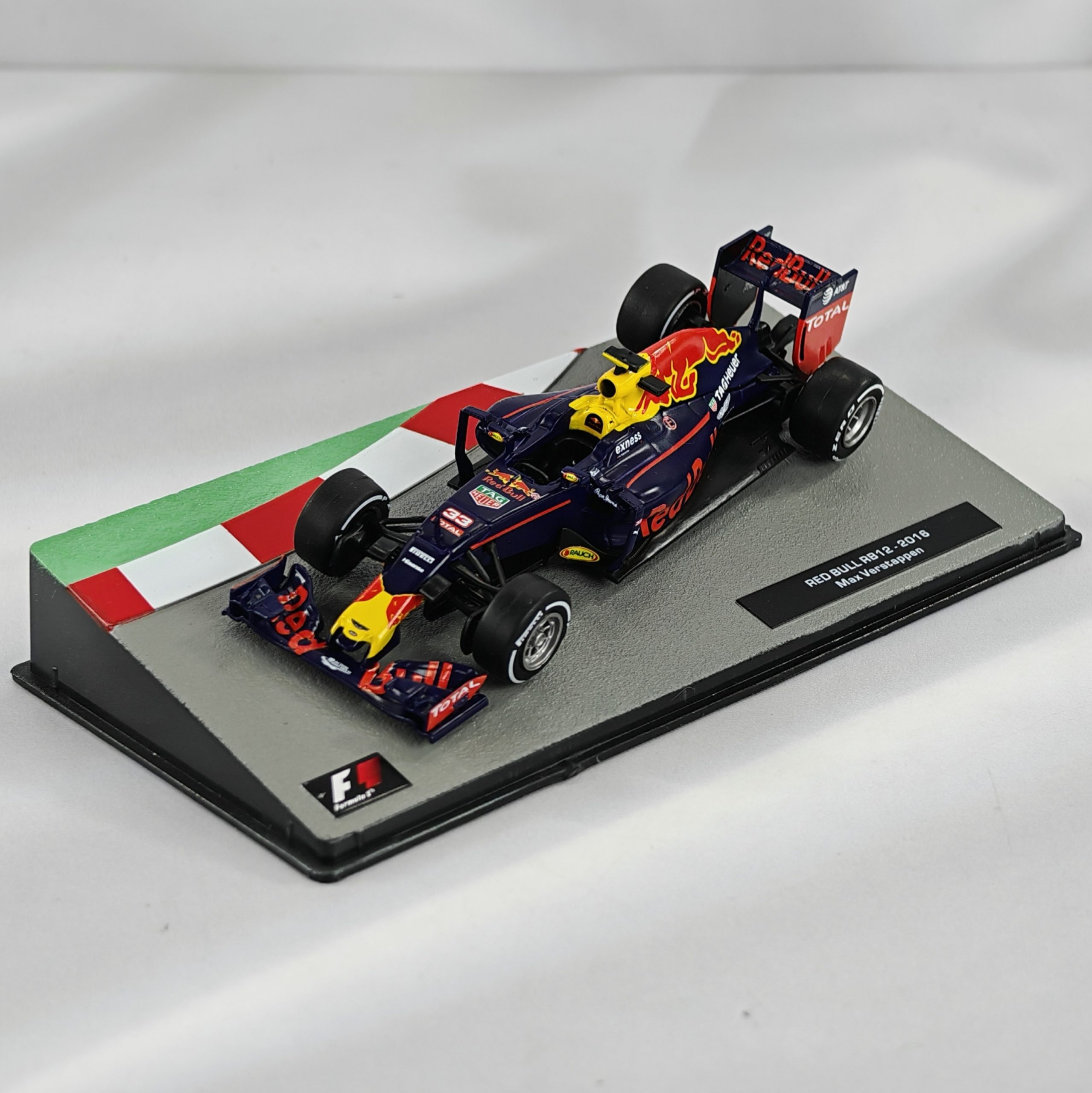 Redbull RB12 2016 #33 Max Verstappen Caja Acrilica Altaya 1:43