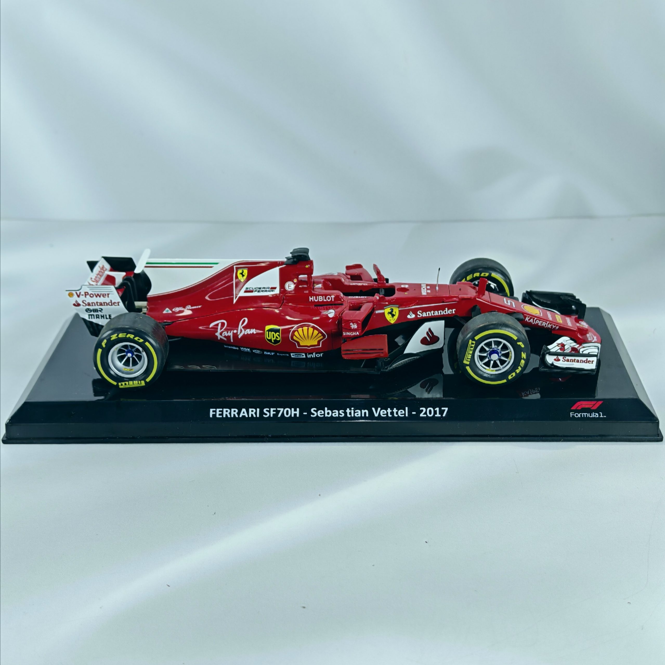 Ferrari SF70H #5 Sebastian Vettel 2017 Caja Normal Premium Collect 1:24