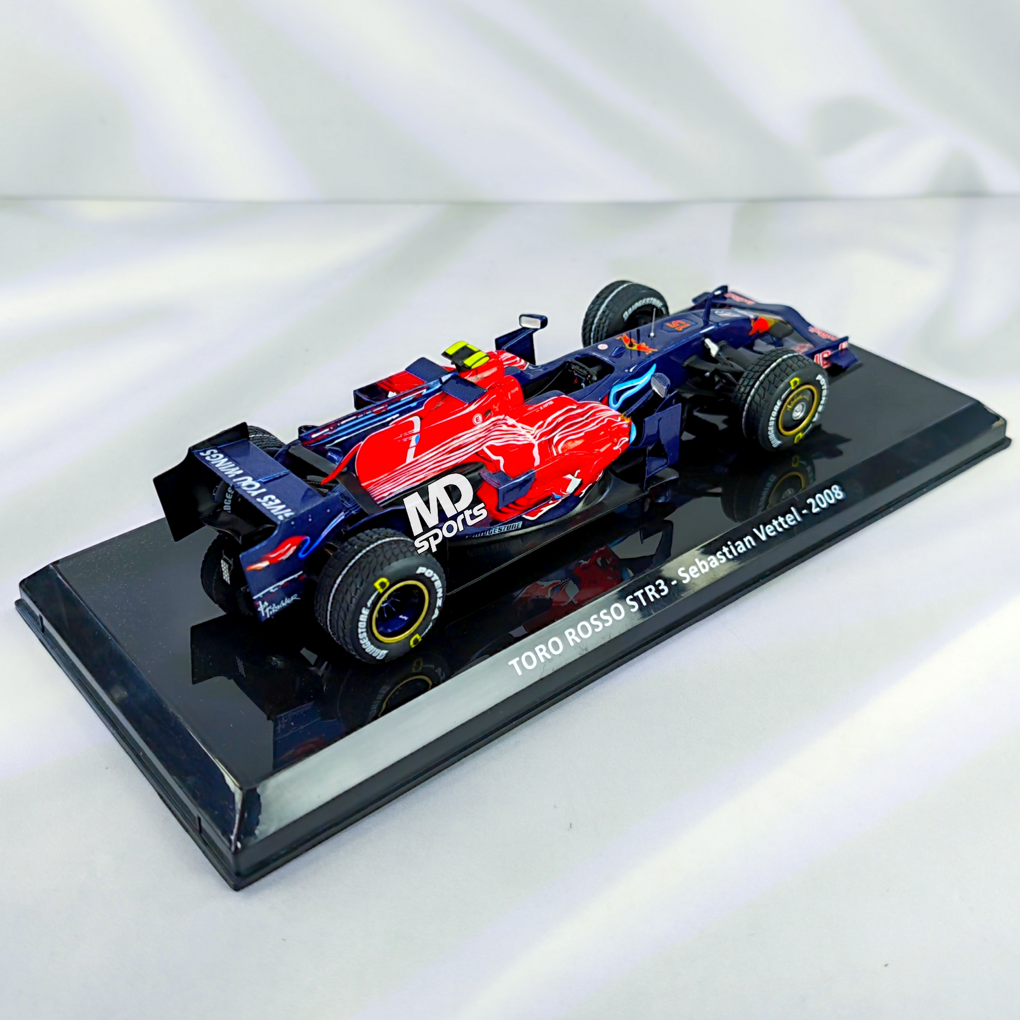 Toro Rosso STR3 GP Monza 2008 #15 Sebastian Vettel Caja Normal Premium Collect 1:24 - Imagen 3
