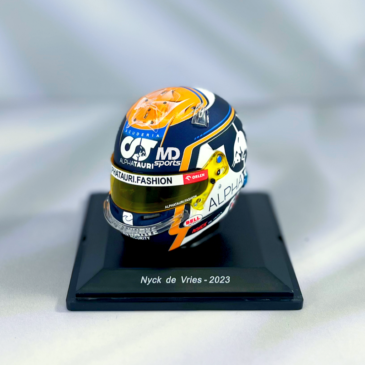 Casco AT04 Formula 1 Scuderia Alpha Tauri Nyck de Vries 2023 Spark 1:5