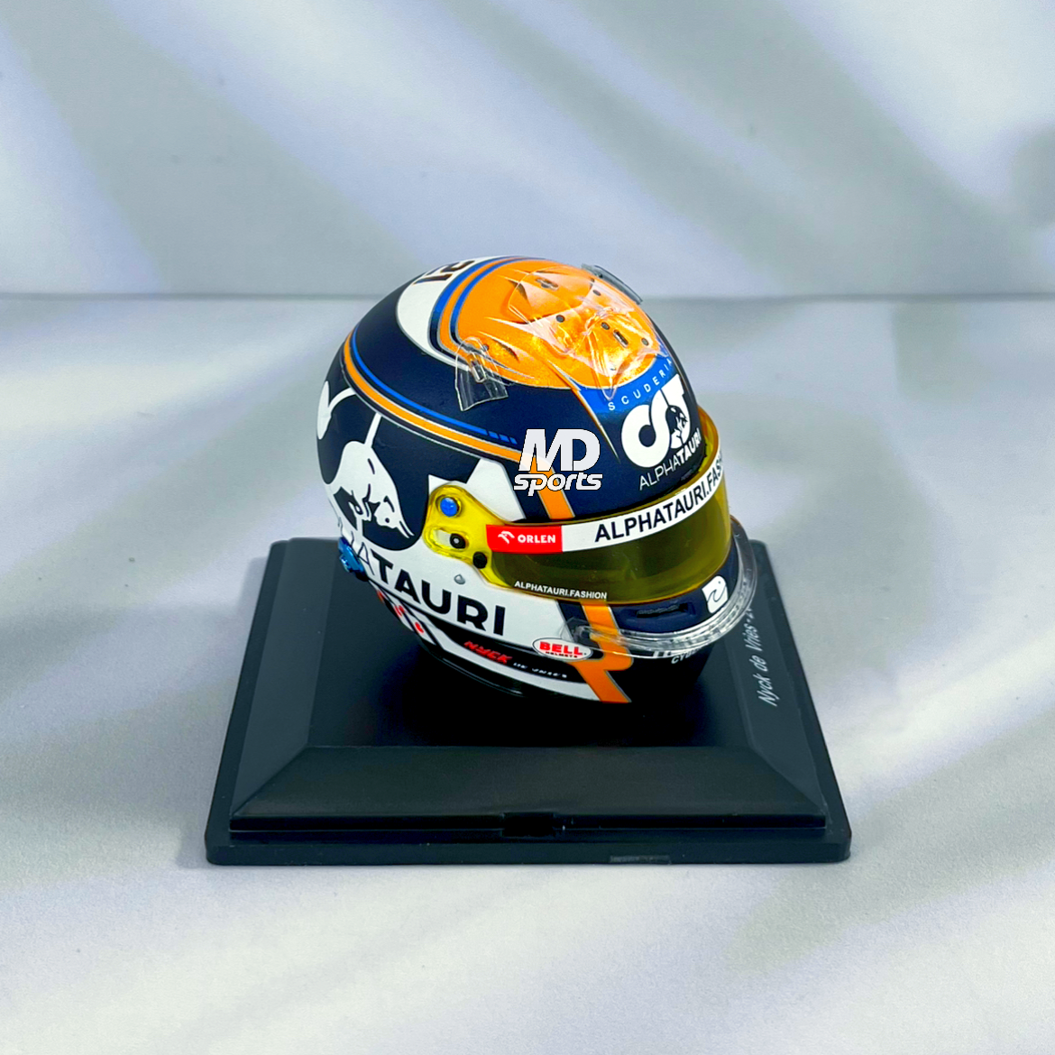 Casco AT04 Formula 1 Scuderia Alpha Tauri Nyck de Vries 2023 Spark 1:5