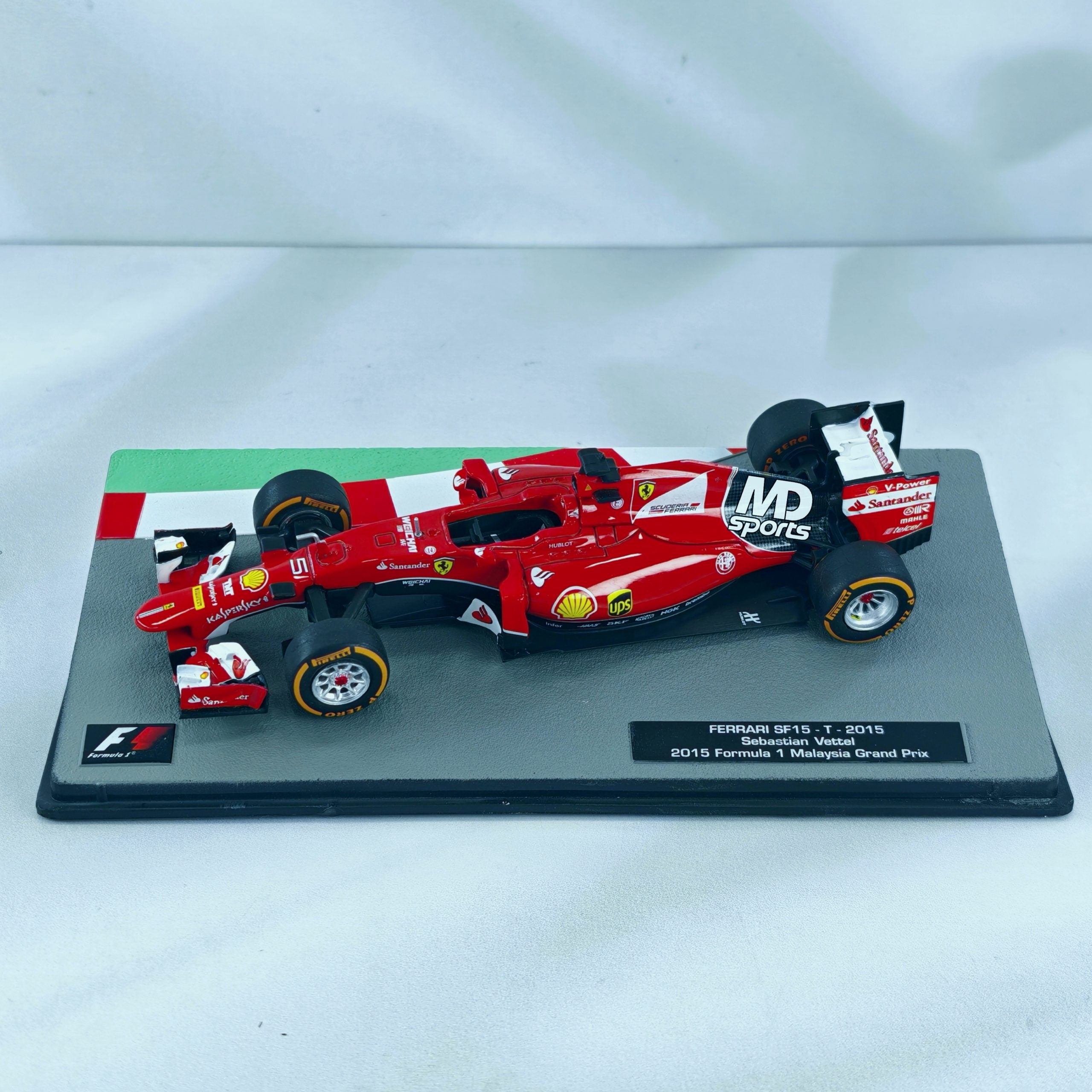 Ferrari SF-15T GP Malasia 2015 #5 Sebastian Vettel Caja Acrilica Altaya 1:43 - Imagen 3