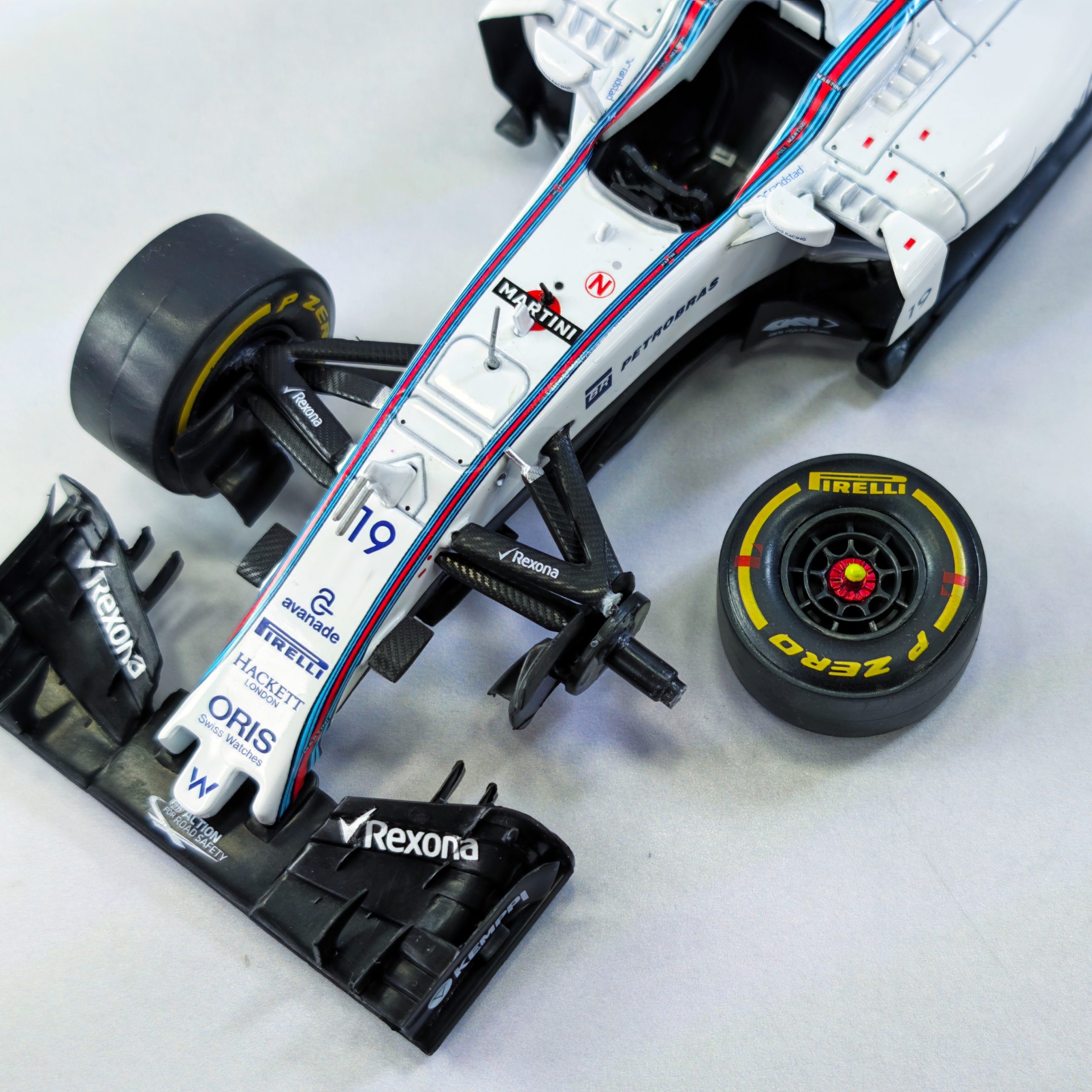 Williams FW37 #19 Felipe Massa 2015 Caja Normal Premium Collect 1:24 (CON DETALLE)