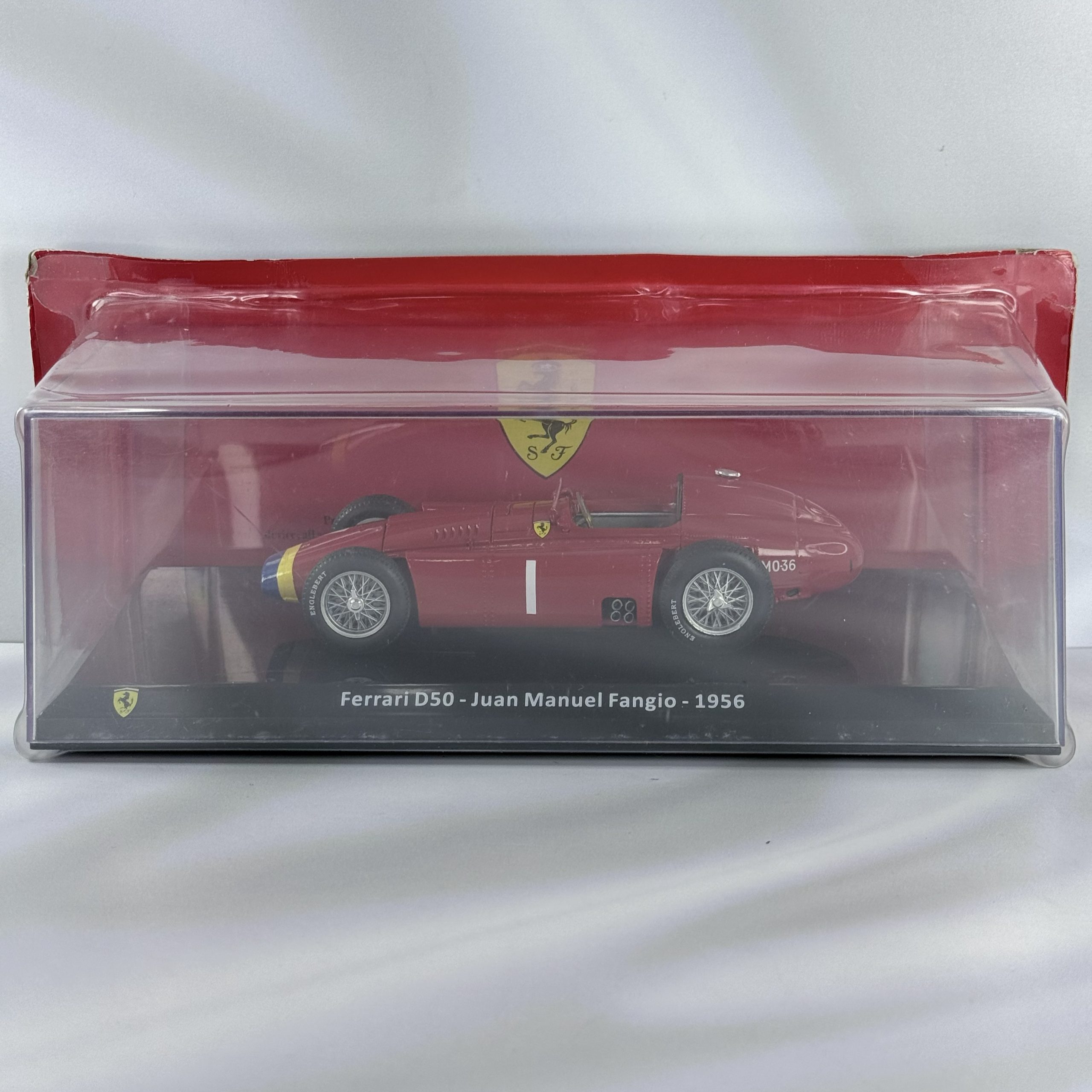 Ferrari D50 1956 #1 Juan Manuel Fangio Caja Acrilica Premium Collect 1:24