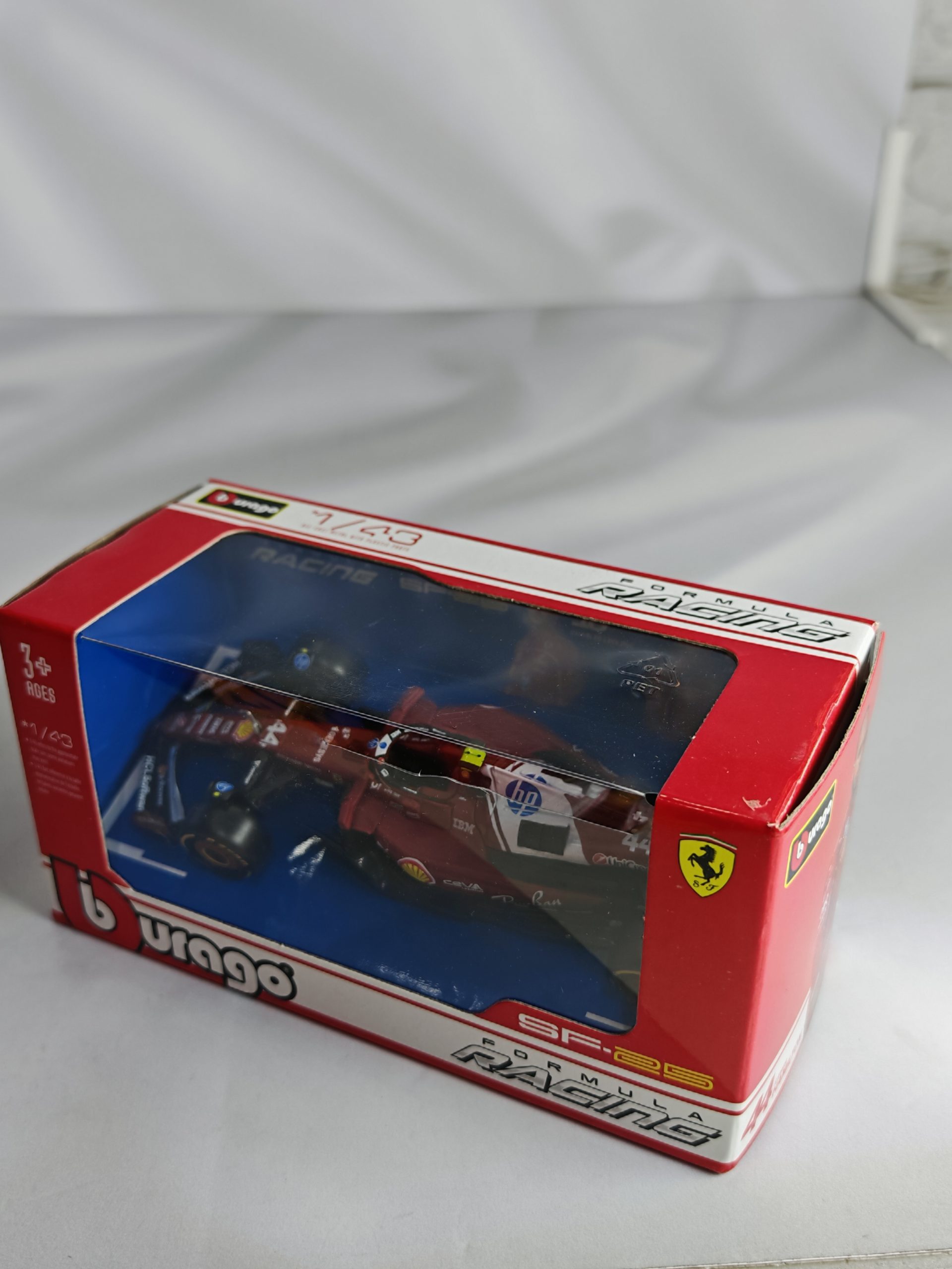 Ferrari SF-25 2025 #44 Lewis Hamilton Caja Normal Burago 1:43 (CON DETALLE)