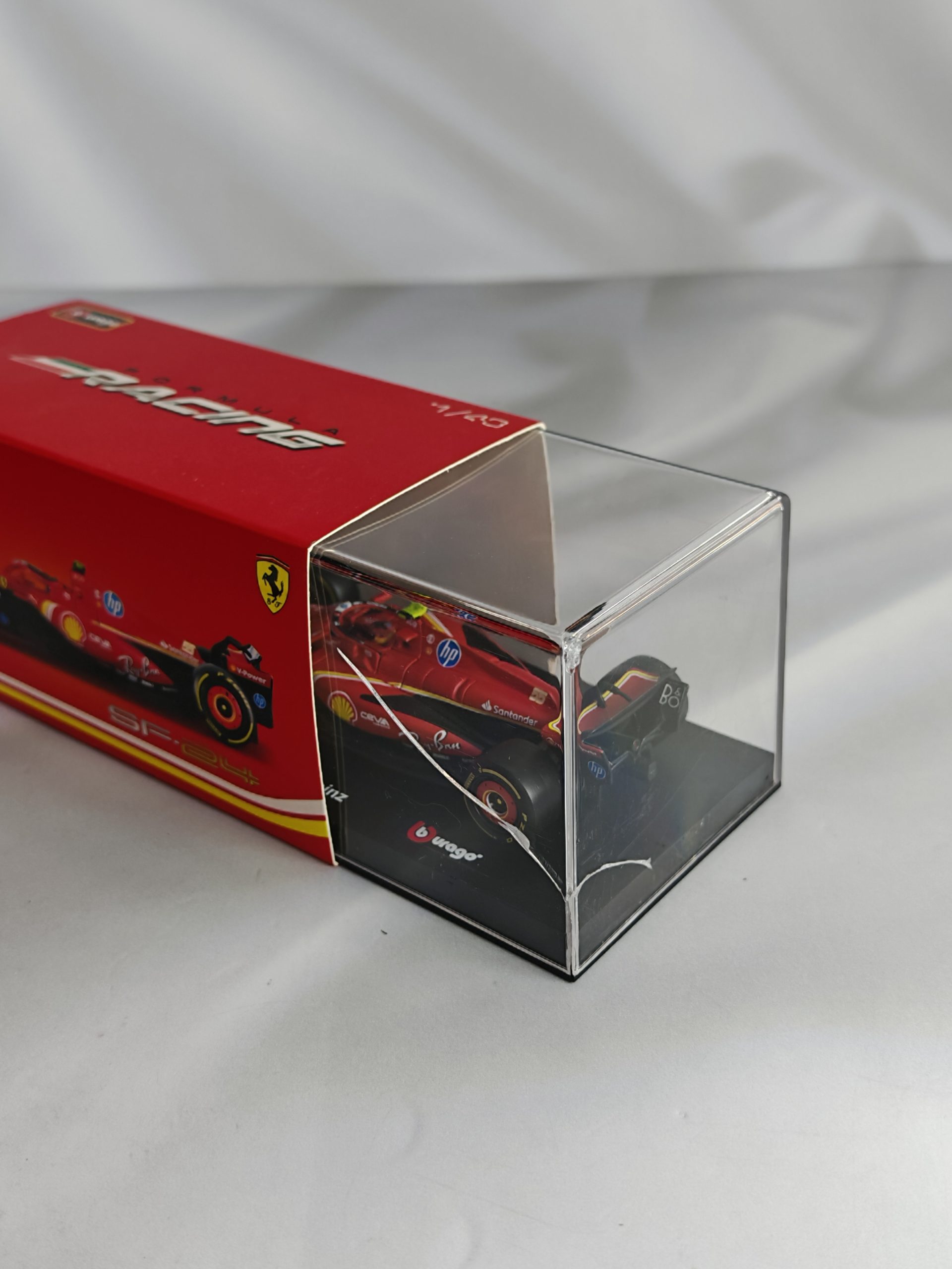 Ferrari SF-24 2024 #55 Carlos Sainz Caja Acrilica Burago 1:43 (CON DETALLE)