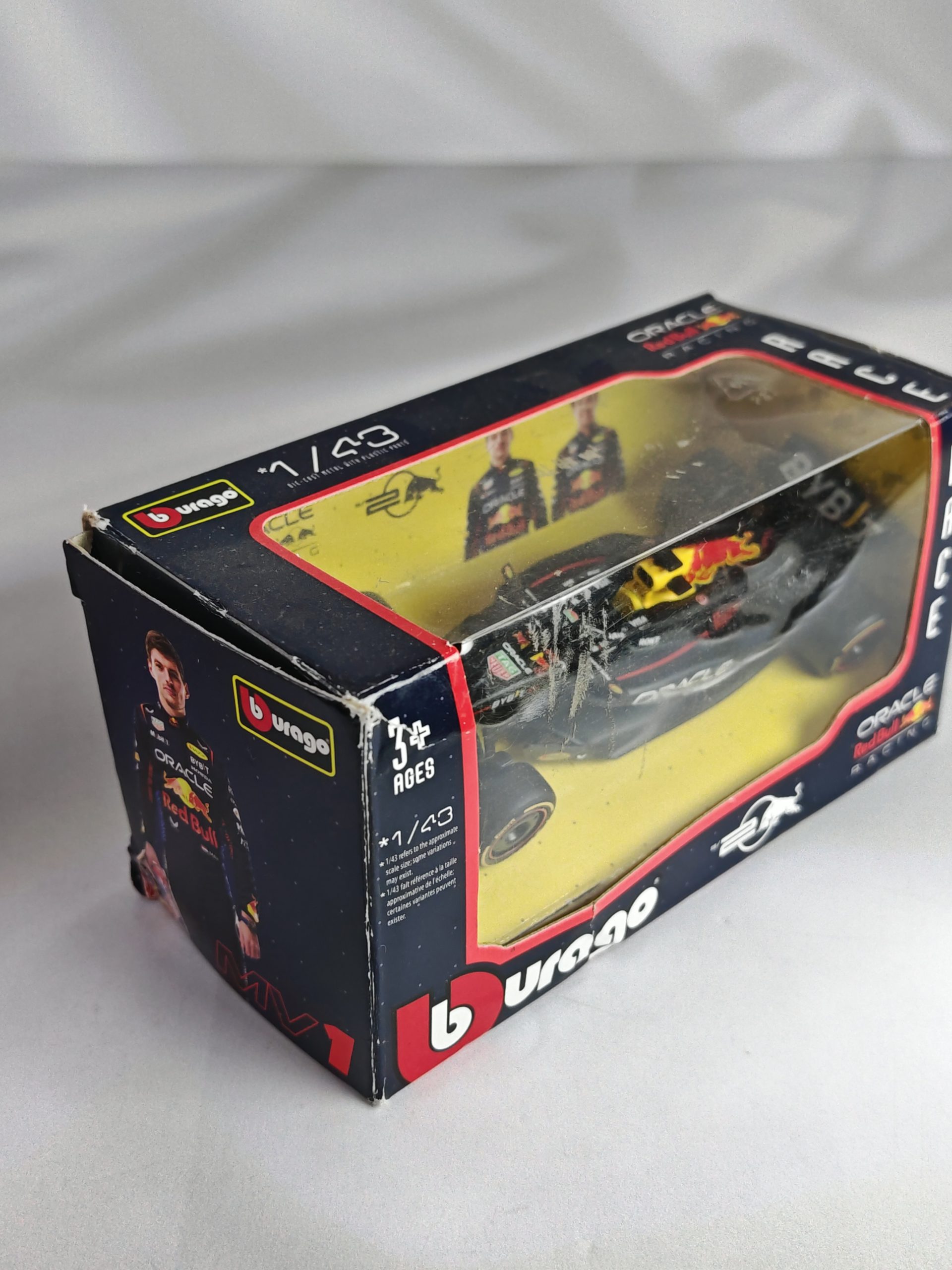 RedBull RB20 2024 #1 Max Verstappen Caja Normal Burago 1:43 (CON DETALLE)