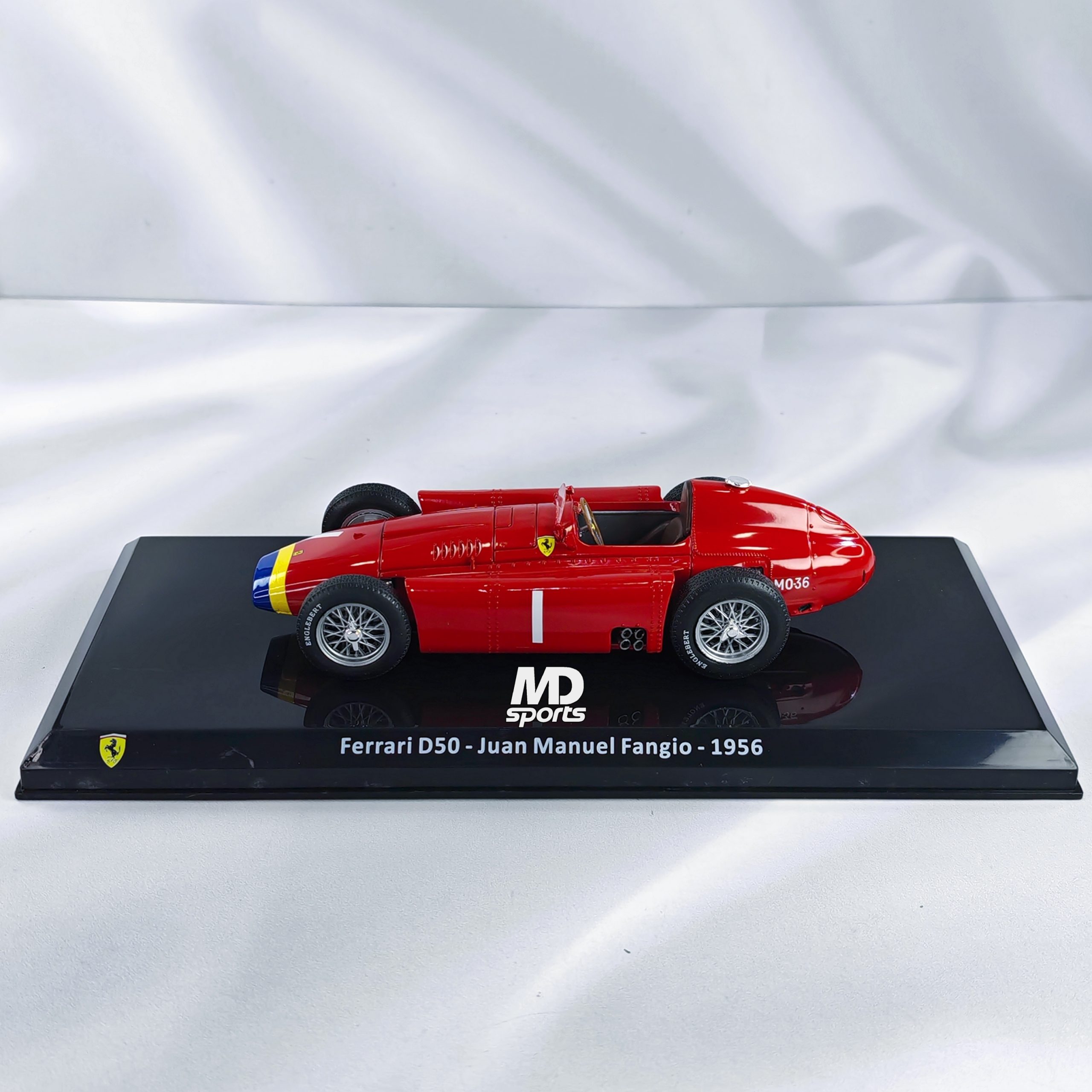 Ferrari D50 1956 #1 Juan Manuel Fangio Caja Acrilica Premium Collect 1:24