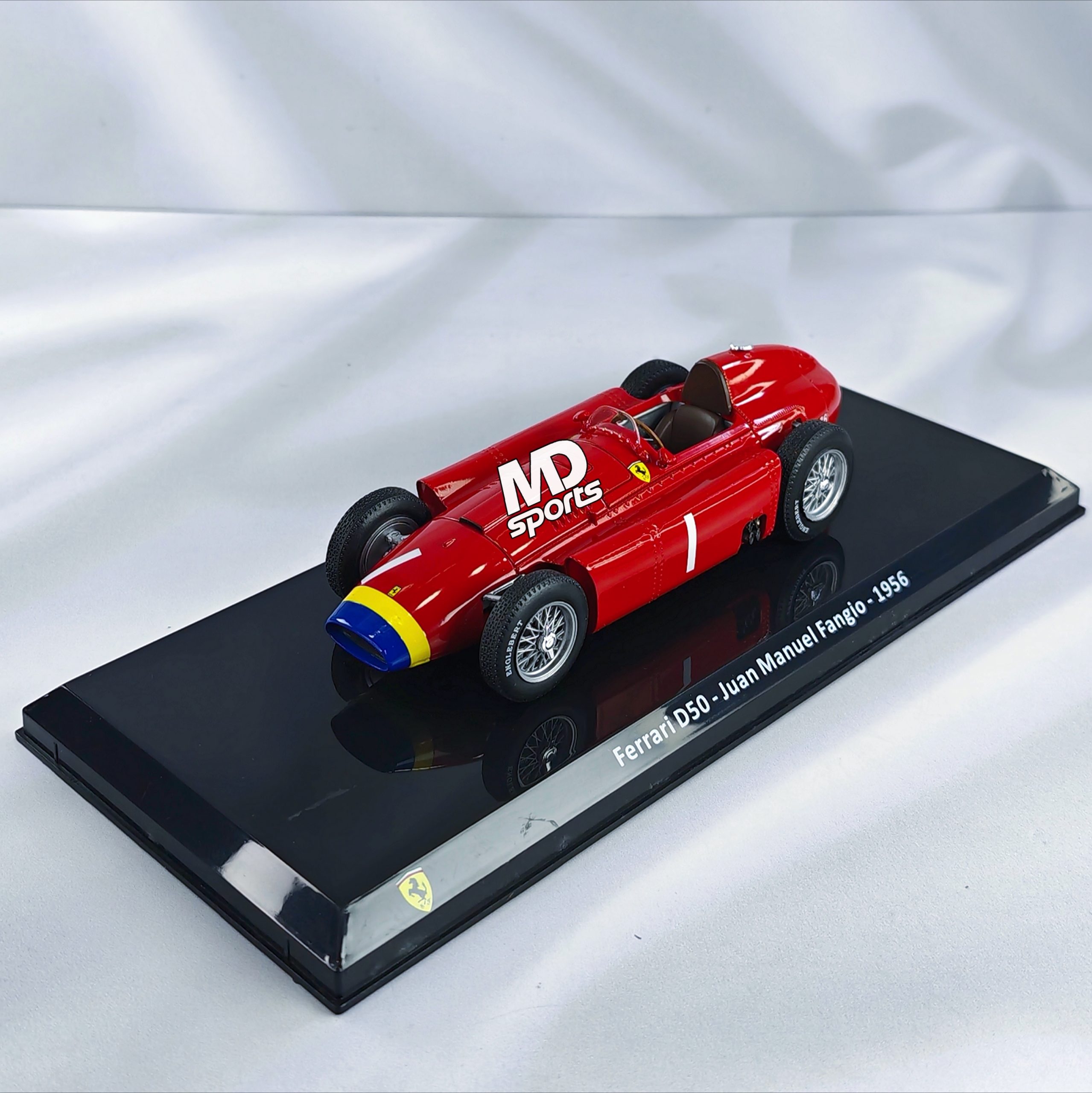 Ferrari D50 1956 #1 Juan Manuel Fangio Caja Acrilica Premium Collect 1:24