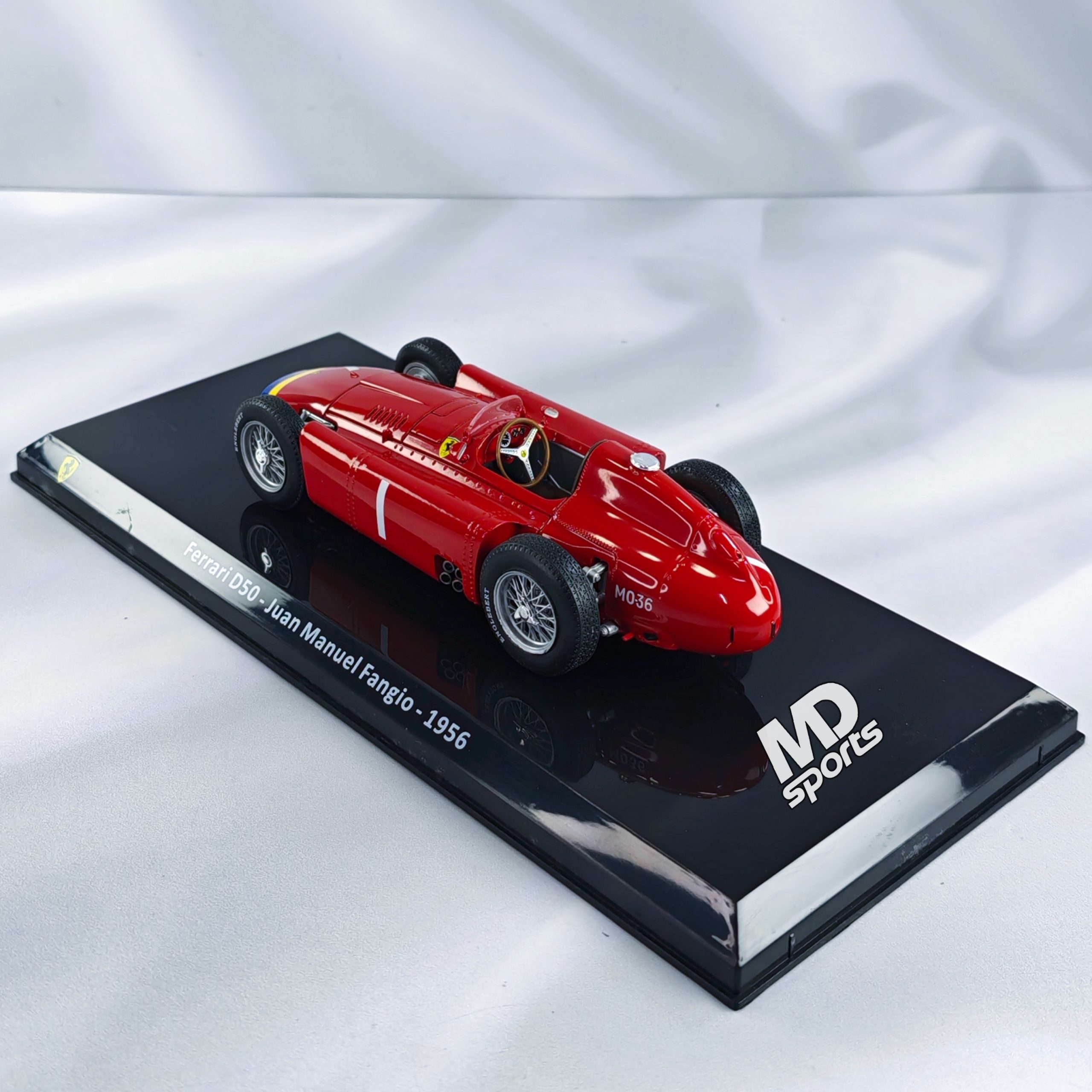 Ferrari D50 1956 #1 Juan Manuel Fangio Caja Acrilica Premium Collect 1:24 - Imagen 5