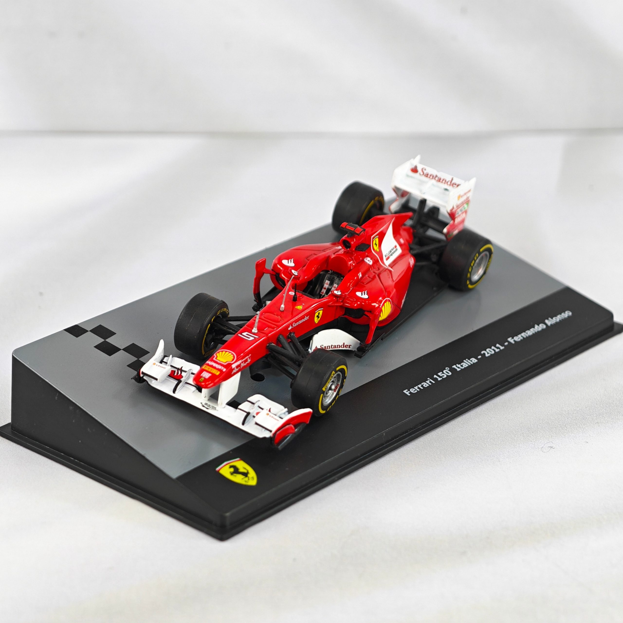Ferrari F150 Italia 2011 #5 Fernando Alonso Caja Acrilica IXO 1:43