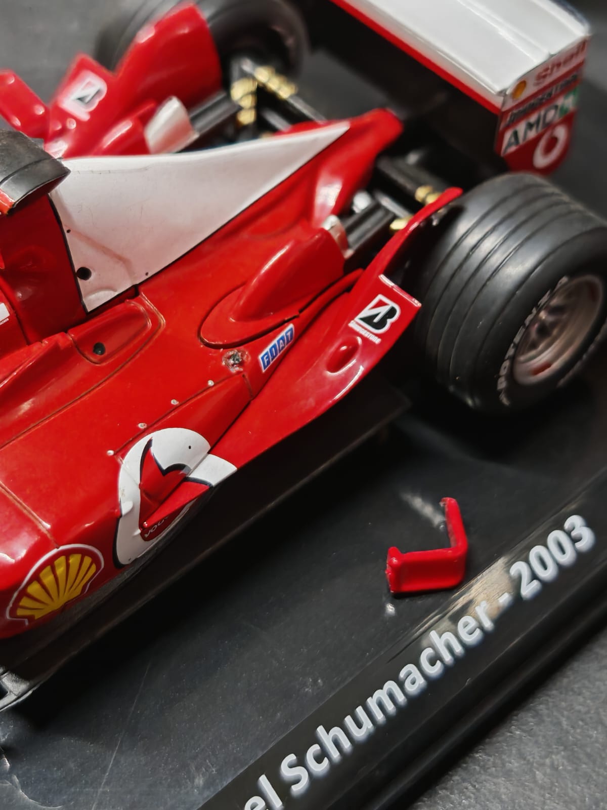 Ferrari F2003 GA 2003 #1 Michael Schumacher Caja Acrilica Premium Collect 1:24 (CON DETALLE EN CAJA Y AUTO) - Imagen 3
