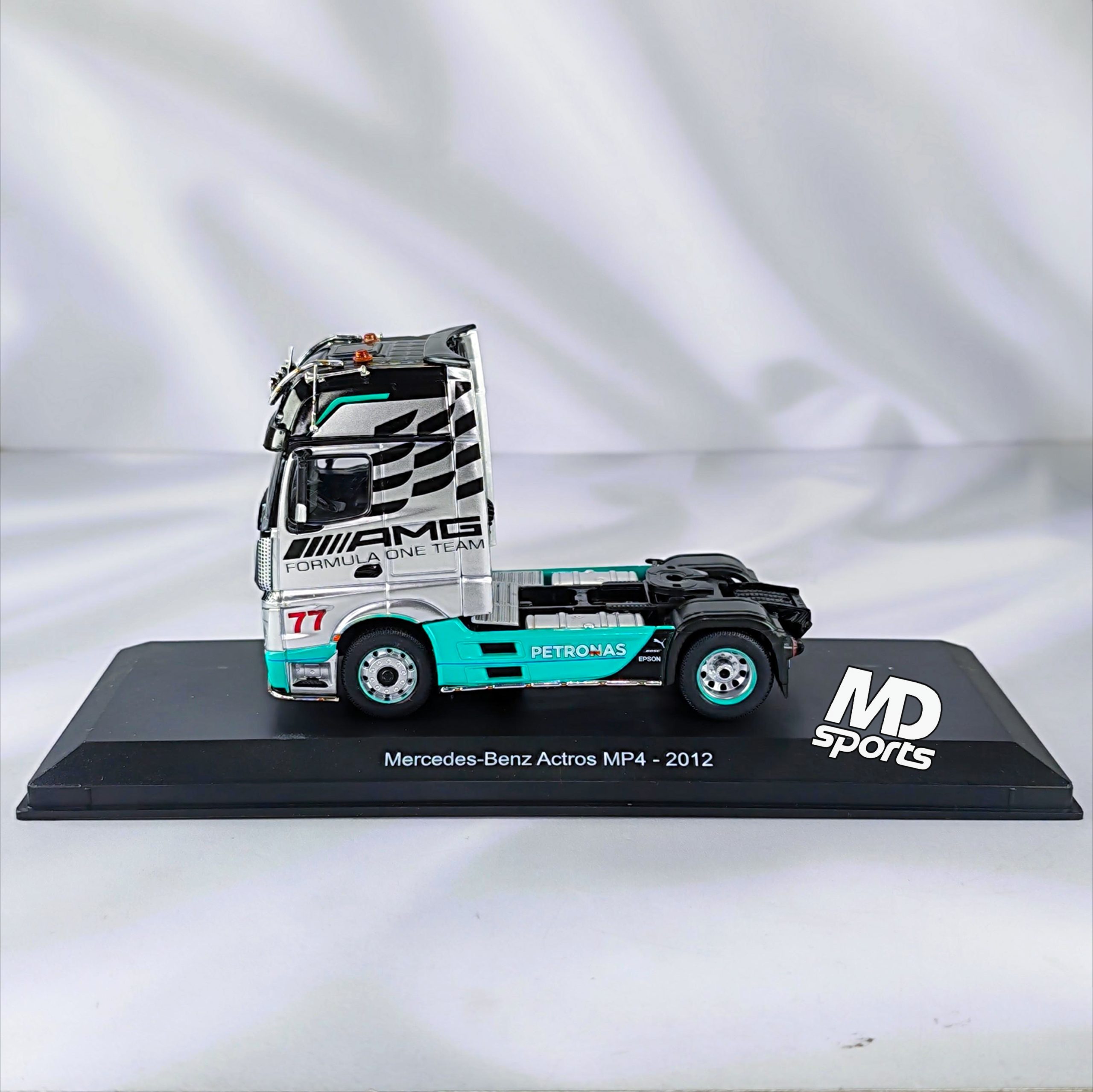 Camion Mercedes-Benz Actros MP4 2012 - AMG F1 Team Caja Normal Premium Collect 1:43 - Imagen 4