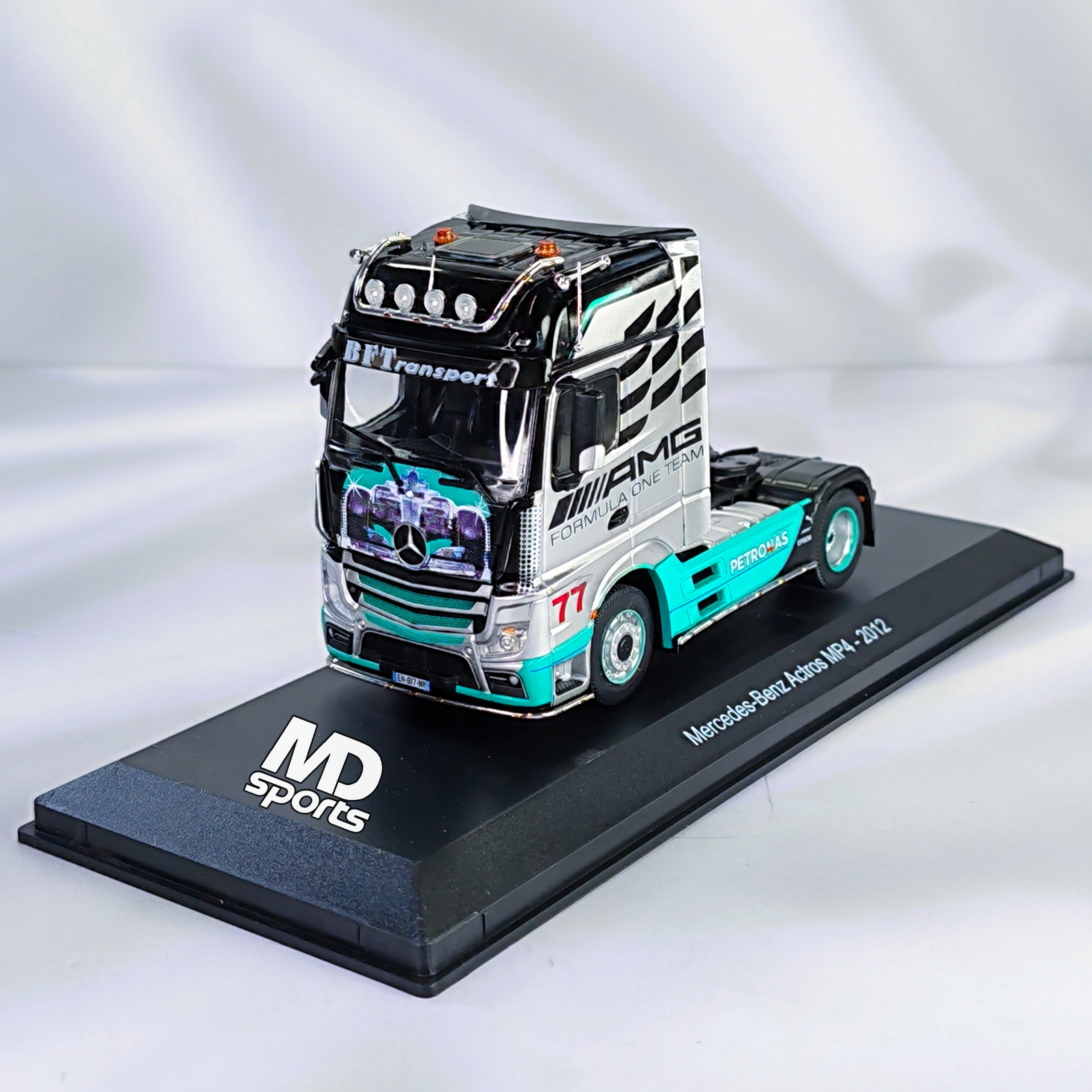 Camion Mercedes-Benz Actros MP4 2012 - AMG F1 Team Caja Normal Premium Collect 1:43 - Imagen 3