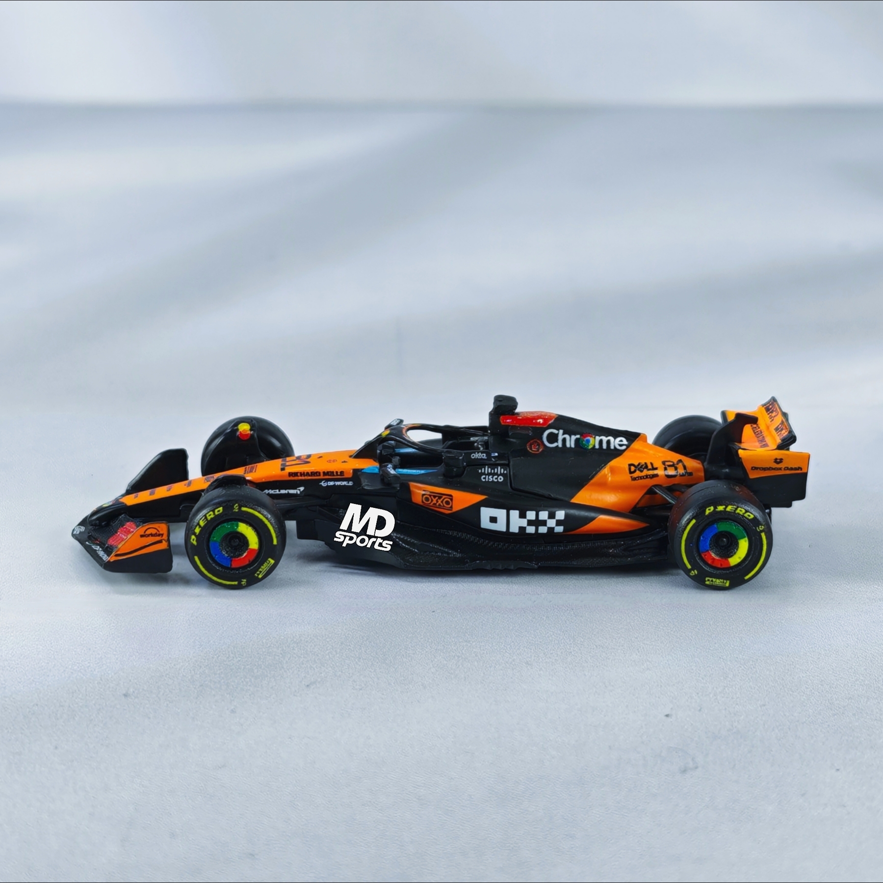 Mclaren MCL39 Australia GP 2025 #81 Oscar Piastri Con Caja Burago 1:64