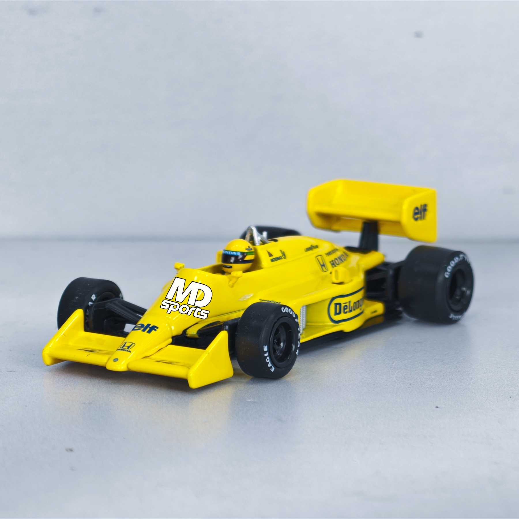 Lotus 99T GP Monaco 1987 #12 Ayrton Senna MiniGT 1:64 (Incluye Decals Camel)