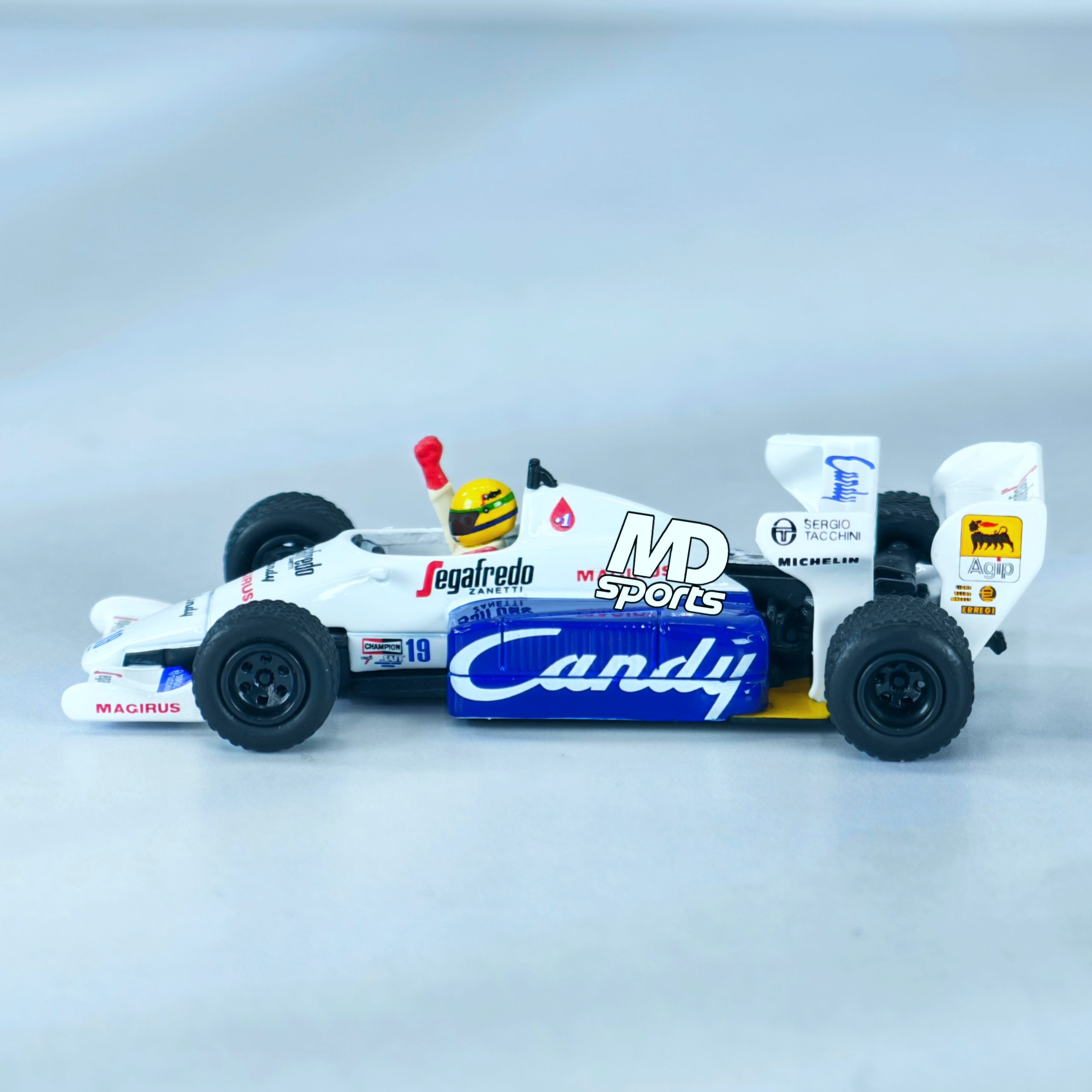 Toleman TG184 GP Monaco 1984 #19 Ayrton Senna Caja Acrilica MiniGT 1:64 - Imagen 5