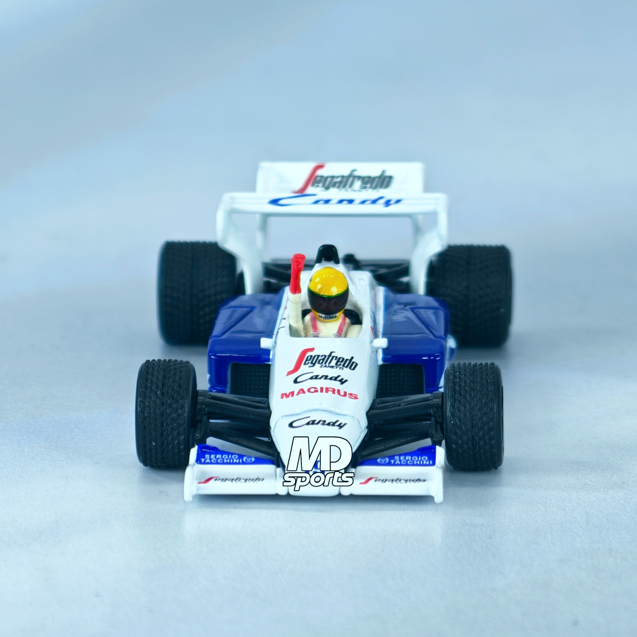 Toleman TG184 GP Monaco 1984 #19 Ayrton Senna Caja Acrilica MiniGT 1:64 - Imagen 6
