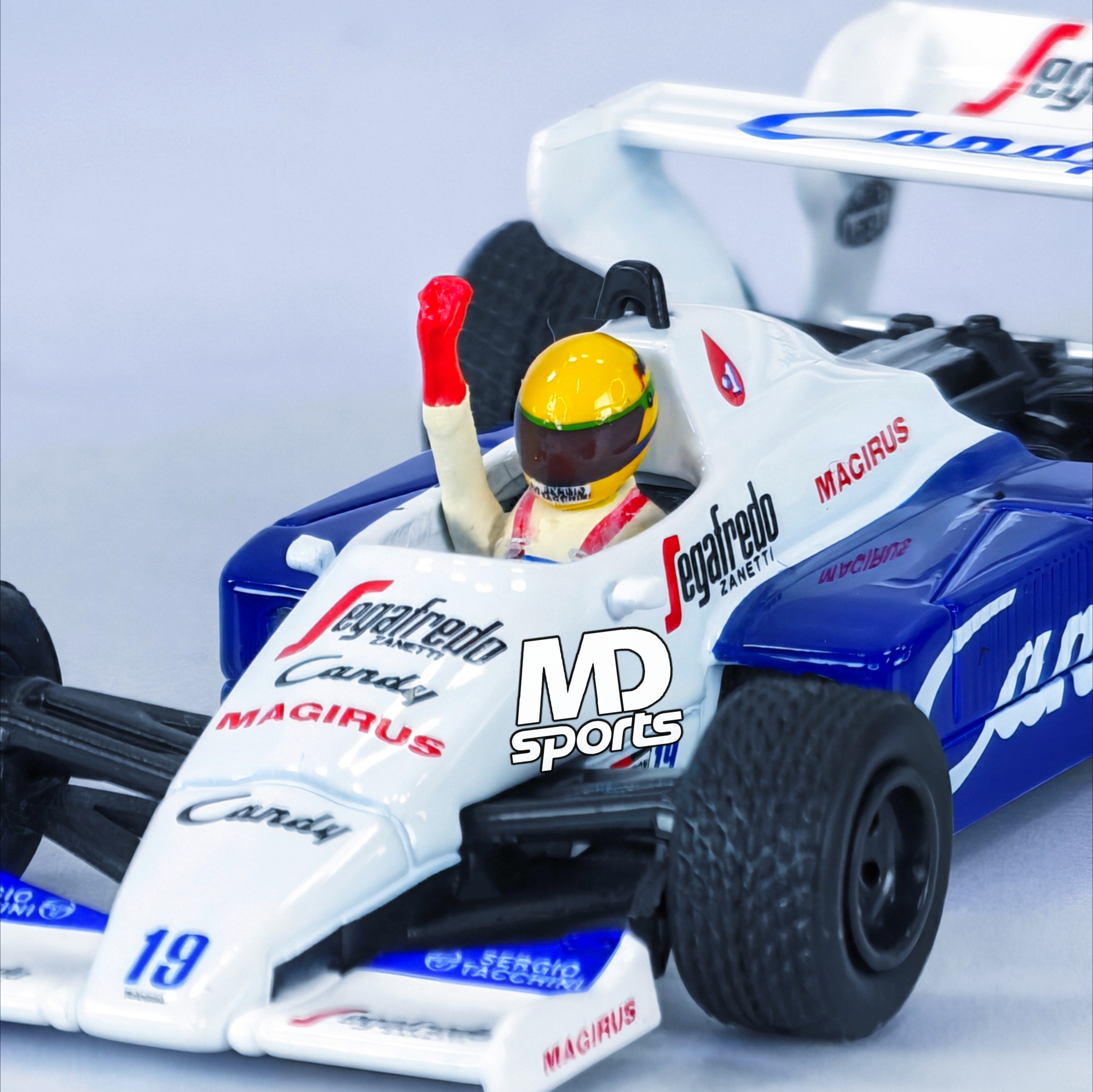 Toleman TG184 GP Monaco 1984 #19 Ayrton Senna Caja Acrilica MiniGT 1:64 - Imagen 3